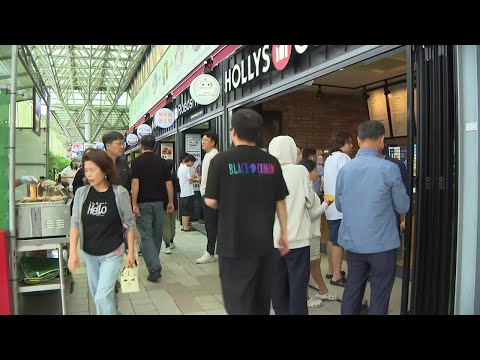 교통 체증을 피해 간식을 먹으려고.  추석 고속도로 휴게소 장면